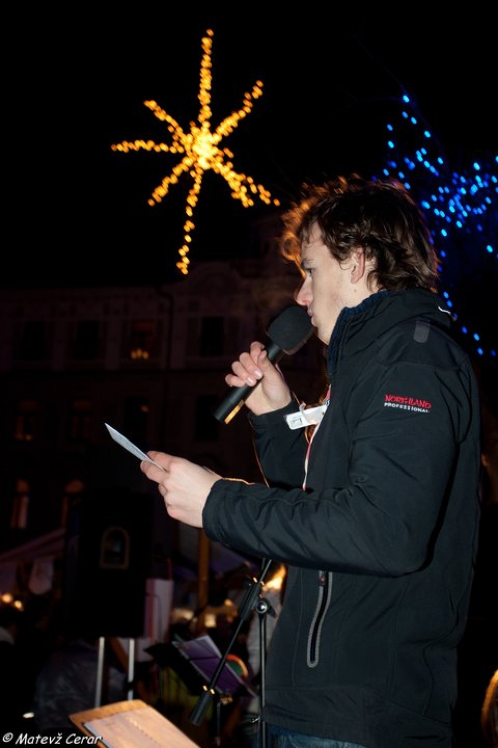 Plamen s sporočilom miru je med nami. Osrednja Slovenija ga je sprejela v nedeljo, 12.12 v ljubljanski stolnici.