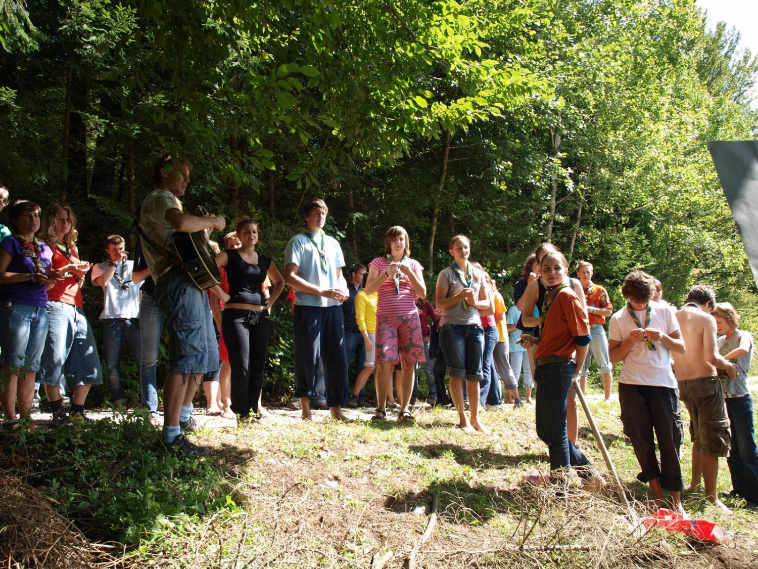 zbrani okrog zaklada