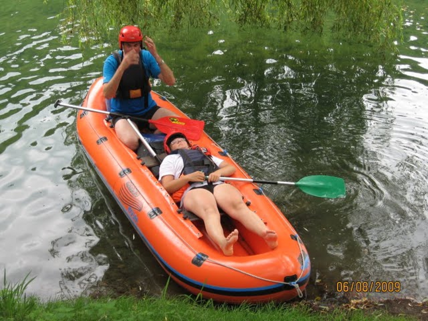Spomini na tabor:

veslanje, komarji, stara gospa na vlaku, senik, špageti, skale v Kolpi in brzice, komuna, »duhovna misel«, kaplan, skavti na poti, lepa pokrajina in tuš v domači banji!

 

3. - 8. avgust 2009