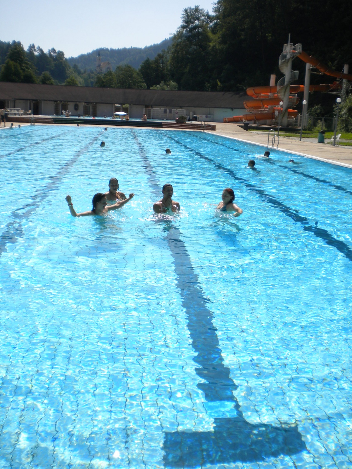 uživamo v bazenu (komaj smo s skupnimi močmi uspele "potunkati" edinega klanovca Nejca)