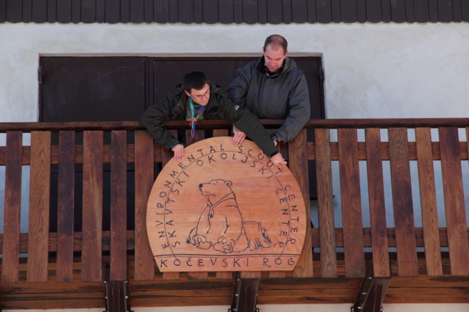 Na dan, ko je našo deželo letos prvič pobelil sneg, se je nekaj najbolj zagretih »rogovcev« odpravilo v skavtski okoljski center na praznovanje in zaključek vseh letošnjih in preteklih prizadevanj po oživitvi hiše in njene okolice.