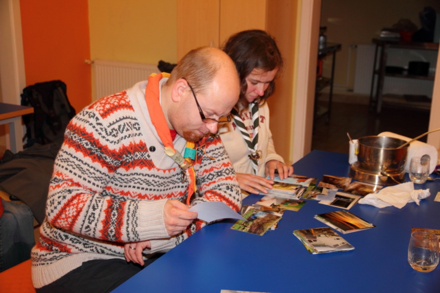 Na dan, ko je našo deželo letos prvič pobelil sneg, se je nekaj najbolj zagretih »rogovcev« odpravilo v skavtski okoljski center na praznovanje in zaključek vseh letošnjih in preteklih prizadevanj po oživitvi hiše in njene okolice.