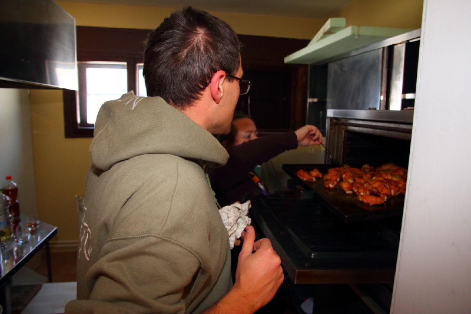 Na dan, ko je našo deželo letos prvič pobelil sneg, se je nekaj najbolj zagretih »rogovcev« odpravilo v skavtski okoljski center na praznovanje in zaključek vseh letošnjih in preteklih prizadevanj po oživitvi hiše in njene okolice.