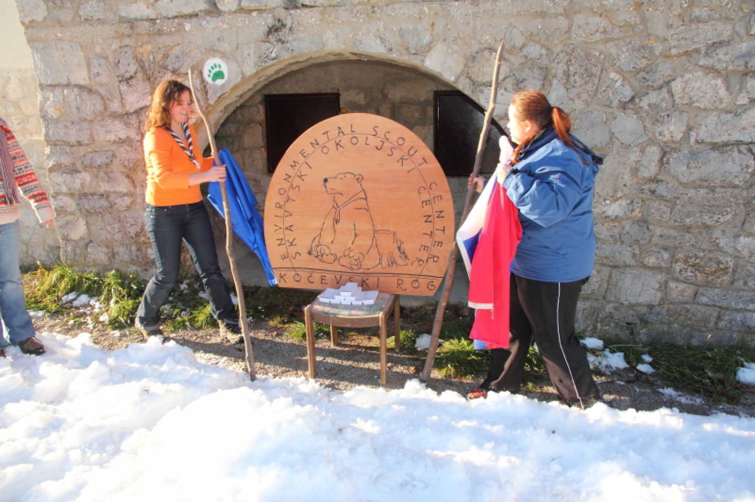 Na dan, ko je našo deželo letos prvič pobelil sneg, se je nekaj najbolj zagretih »rogovcev« odpravilo v skavtski okoljski center na praznovanje in zaključek vseh letošnjih in preteklih prizadevanj po oživitvi hiše in njene okolice.