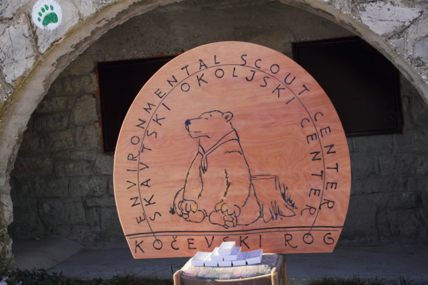 Na dan, ko je našo deželo letos prvič pobelil sneg, se je nekaj najbolj zagretih »rogovcev« odpravilo v skavtski okoljski center na praznovanje in zaključek vseh letošnjih in preteklih prizadevanj po oživitvi hiše in njene okolice.