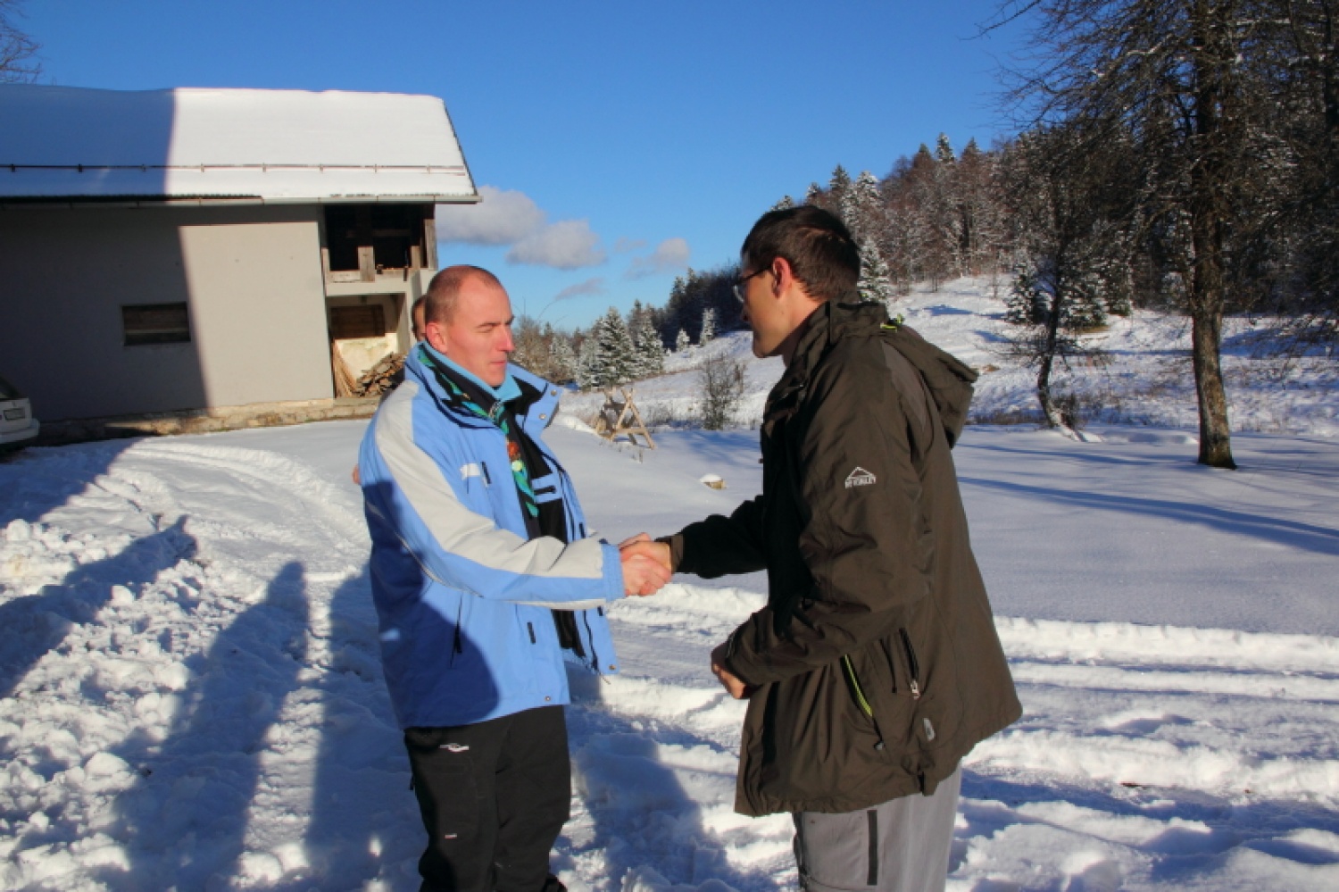 Na dan, ko je našo deželo letos prvič pobelil sneg, se je nekaj najbolj zagretih »rogovcev« odpravilo v skavtski okoljski center na praznovanje in zaključek vseh letošnjih in preteklih prizadevanj po oživitvi hiše in njene okolice.