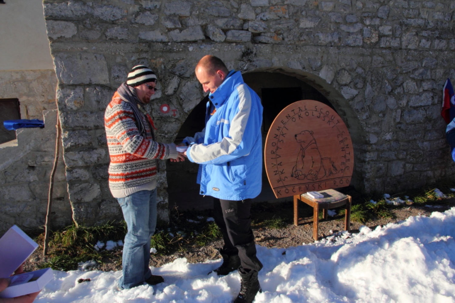 Na dan, ko je našo deželo letos prvič pobelil sneg, se je nekaj najbolj zagretih »rogovcev« odpravilo v skavtski okoljski center na praznovanje in zaključek vseh letošnjih in preteklih prizadevanj po oživitvi hiše in njene okolice.