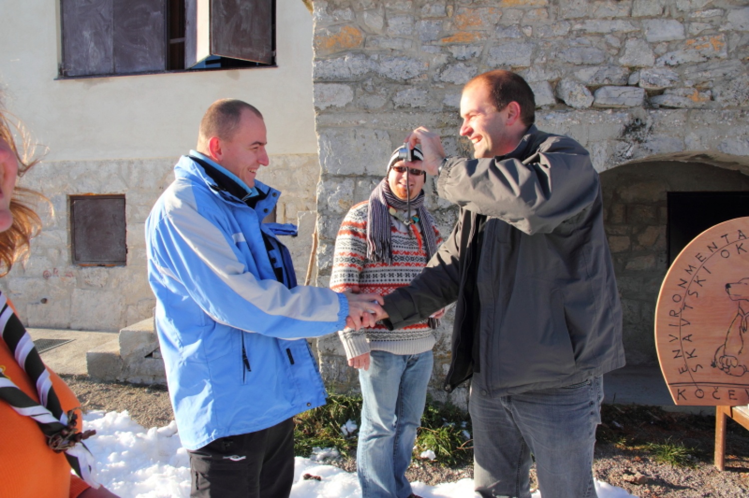 Na dan, ko je našo deželo letos prvič pobelil sneg, se je nekaj najbolj zagretih »rogovcev« odpravilo v skavtski okoljski center na praznovanje in zaključek vseh letošnjih in preteklih prizadevanj po oživitvi hiše in njene okolice.