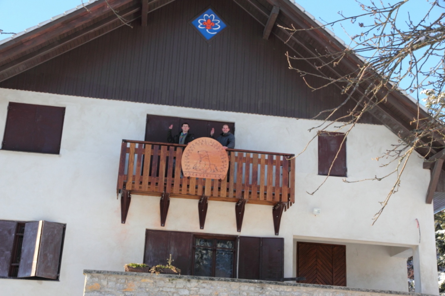 Na dan, ko je našo deželo letos prvič pobelil sneg, se je nekaj najbolj zagretih »rogovcev« odpravilo v skavtski okoljski center na praznovanje in zaključek vseh letošnjih in preteklih prizadevanj po oživitvi hiše in njene okolice.