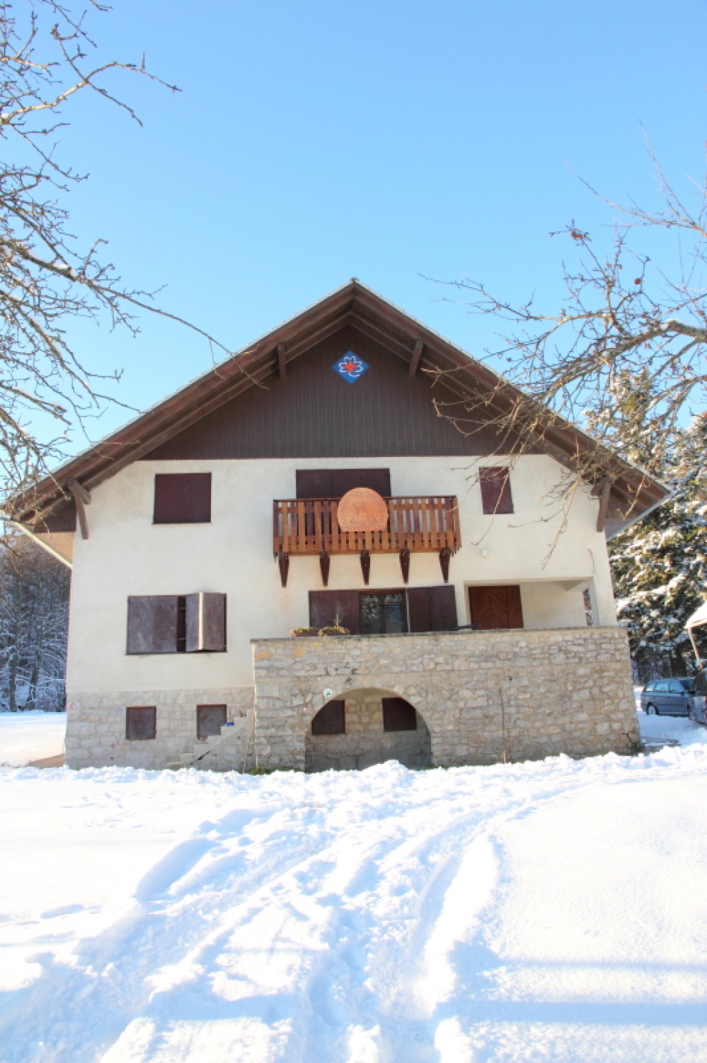 Na dan, ko je našo deželo letos prvič pobelil sneg, se je nekaj najbolj zagretih »rogovcev« odpravilo v skavtski okoljski center na praznovanje in zaključek vseh letošnjih in preteklih prizadevanj po oživitvi hiše in njene okolice.