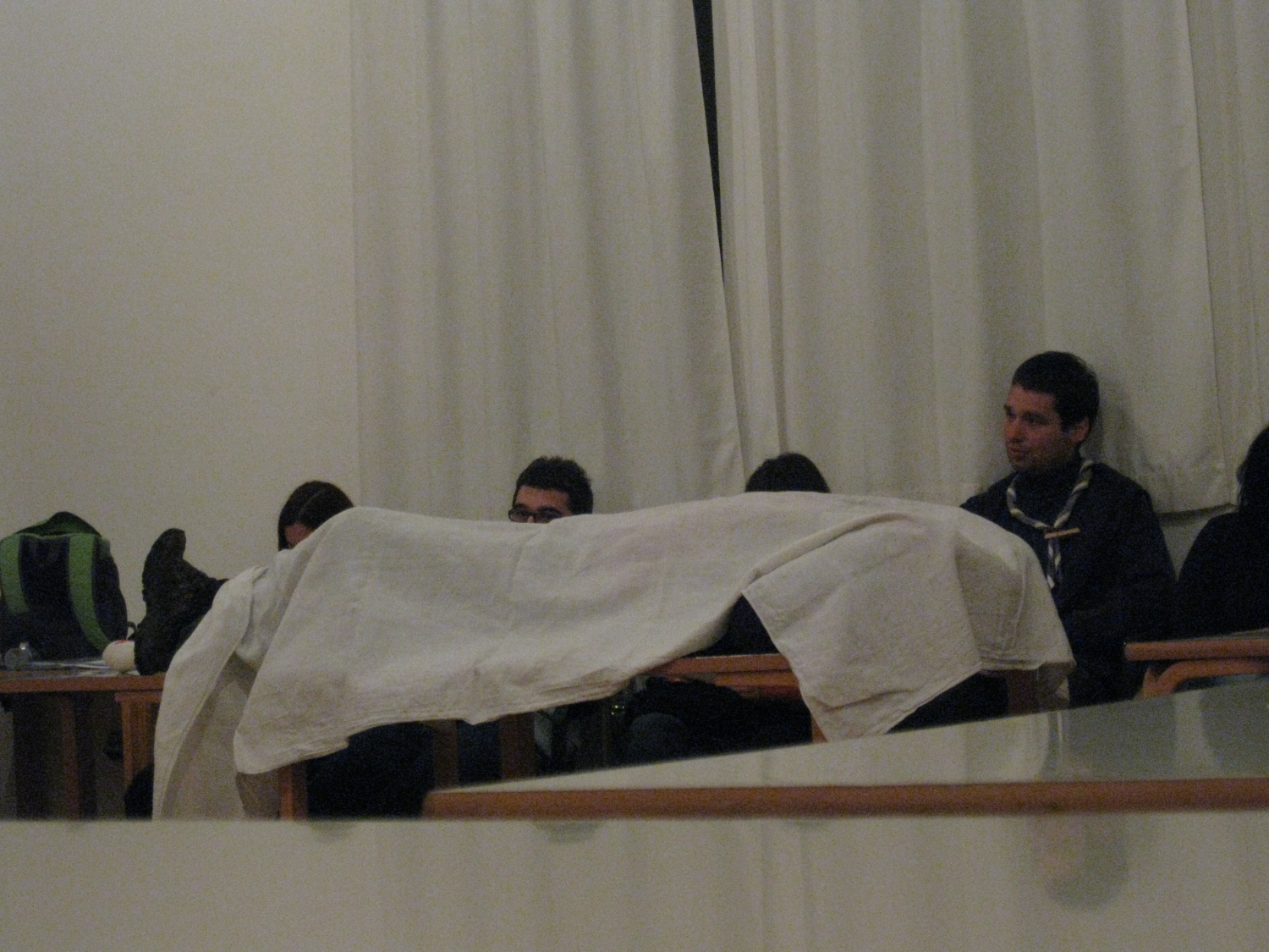 Le kaj se skriva pod prtom