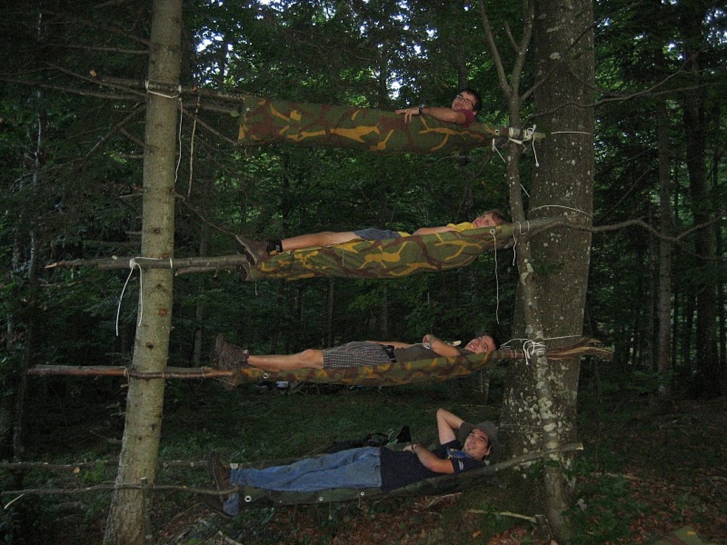 V gozdu je res malo prostora, zato malce varčujemo