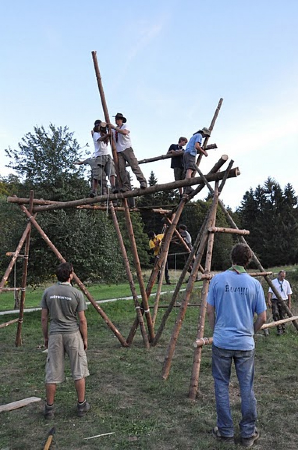 Zgradbarstvo v polnem zamahu