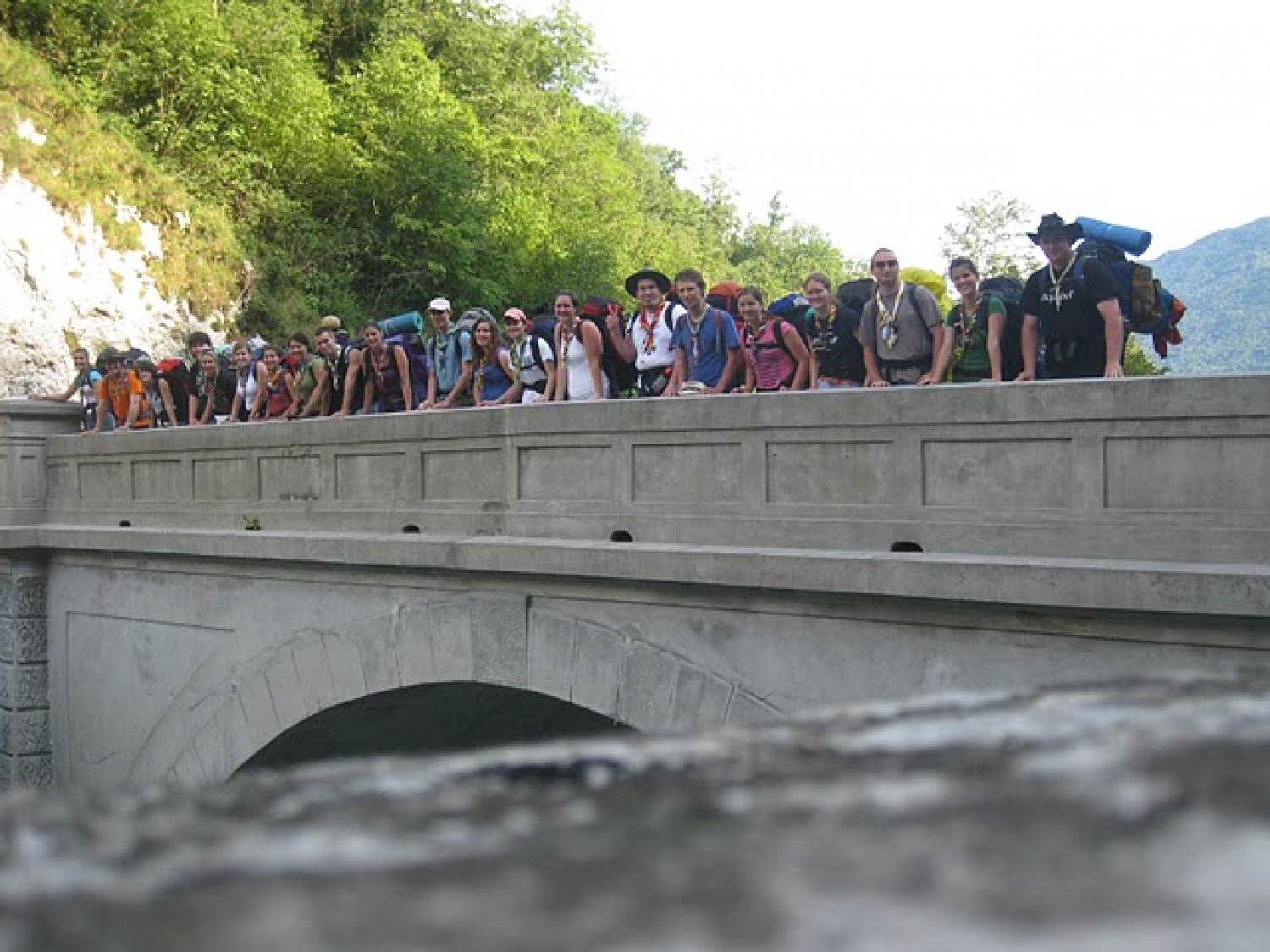 3. avgusta 2010 se je v Kobaridu število prebivalcev povečalo za 25 skavtov. In natanko 16
skavtov ni imelo niti najmanjše ideje v kaj se spušča.