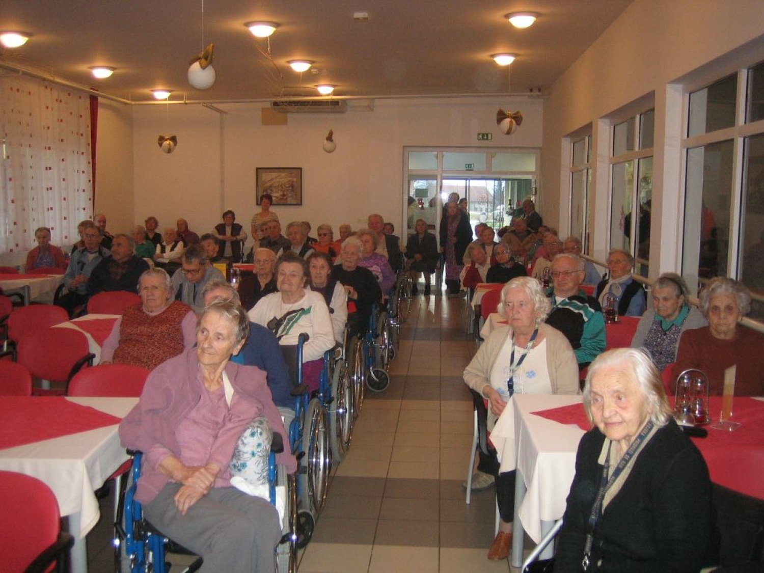 Prebivalci doma na prireditvi.