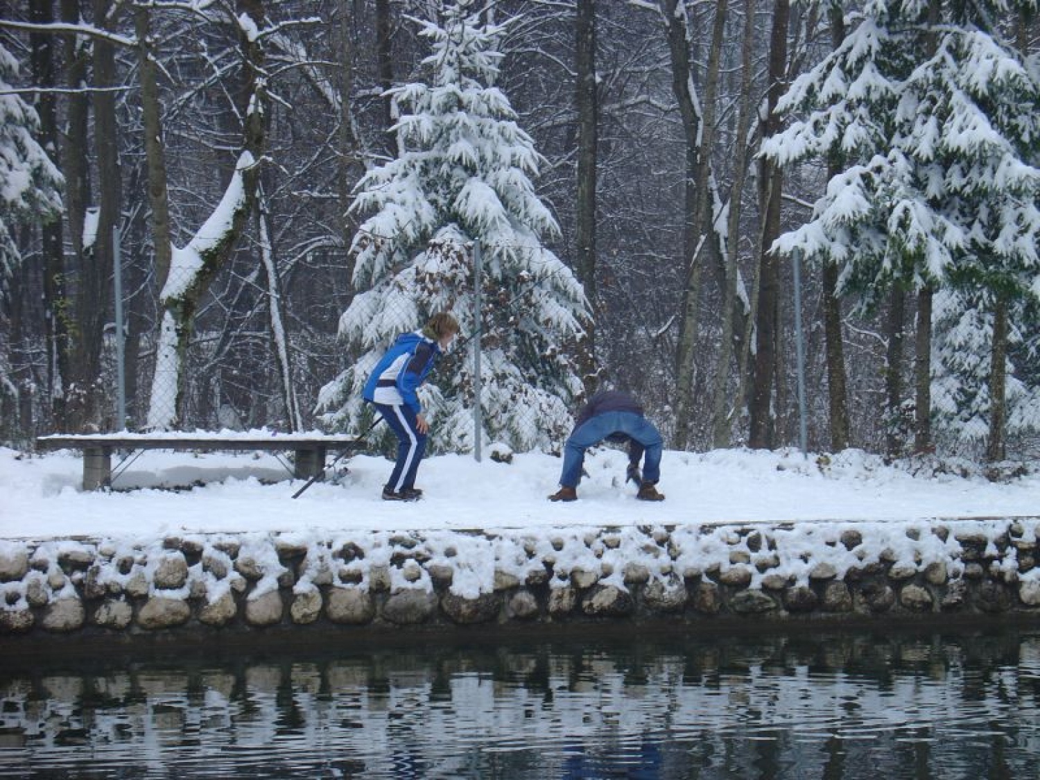Jernej se je po več neuspelih poizkusih prestavil na drugo lokacijo, kjer je iz vode potegnil 5 rib. Damjan ubija ribo.
