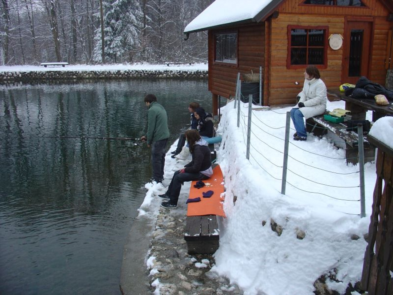 medtem na drugem bregu nekateri še vedno upajo, da bo kakšna riba prijela. ostali o v mislih z njim
