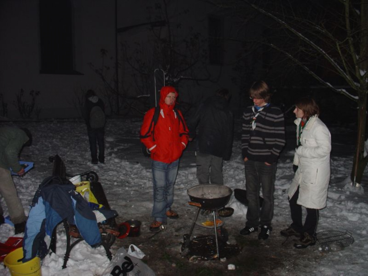 zadnji preživeli smo se greli ob peki rib