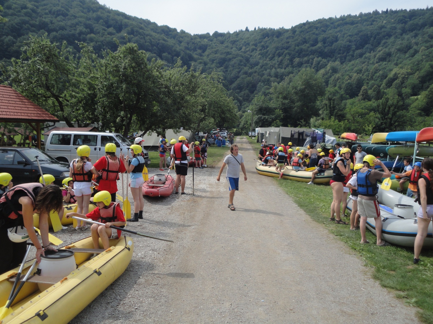 MLADI NA KOLPI/KUPI 2010 skupaj s skavti

Preventivni programi za mlade Slovenije (otroci in mladostniki, ki so vključeni v programe Centrov za socialno delo LJ Moste-Polje, LJ Vič-Rudnik, Kranj, Tržič in Škofja Loka ter Javni zavod Mladi zmaji in Mladinski center Velenje) so v času poletnih počitnic, med 25. in 27. julijem 2010, skupaj s hrvaškim partnerjem (organizacija SOS Dječje selo), organizirali TRIDNEVNI TABOR NA REKI KOLPI.