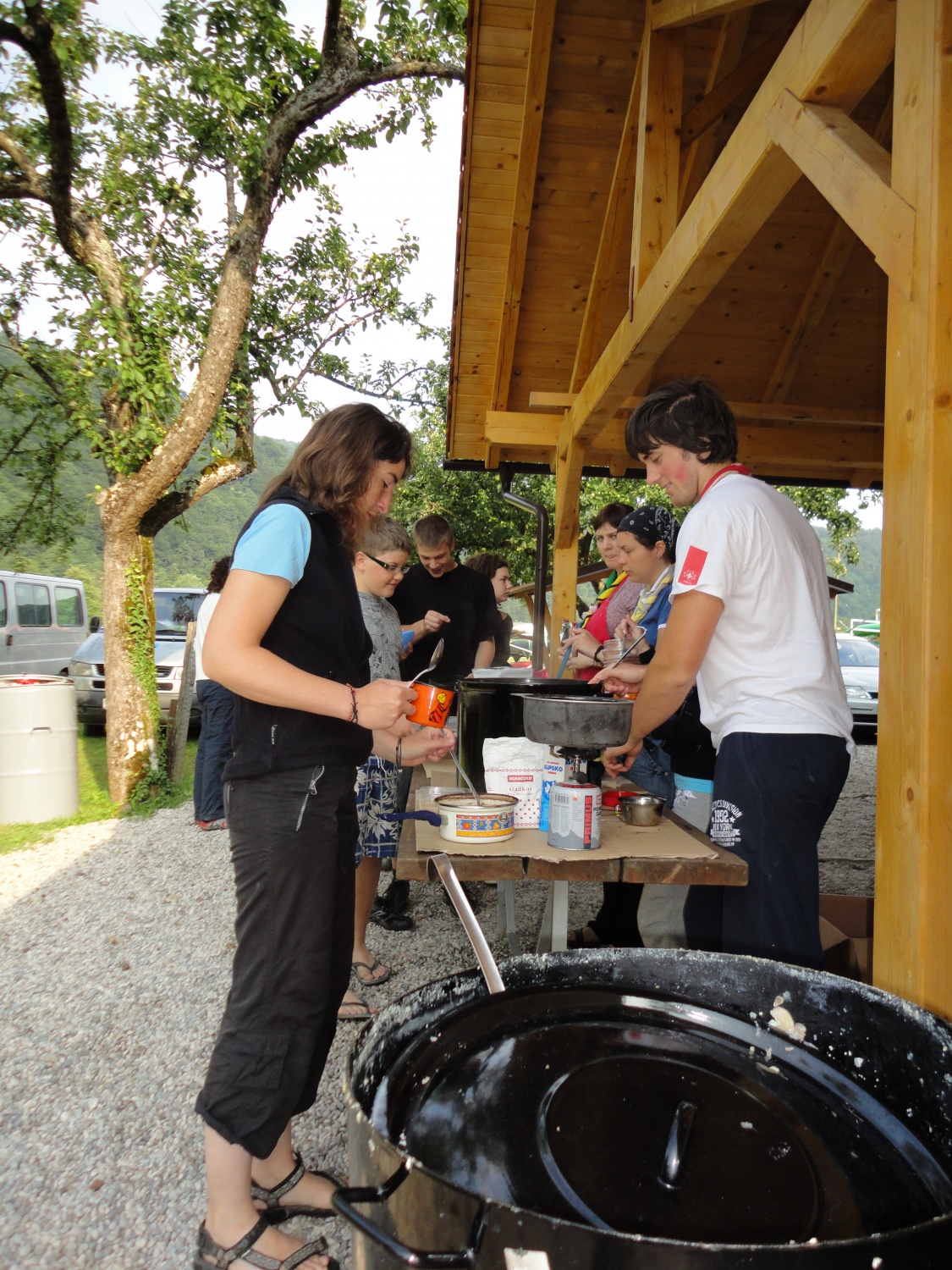 MLADI NA KOLPI/KUPI 2010 skupaj s skavti

Preventivni programi za mlade Slovenije (otroci in mladostniki, ki so vključeni v programe Centrov za socialno delo LJ Moste-Polje, LJ Vič-Rudnik, Kranj, Tržič in Škofja Loka ter Javni zavod Mladi zmaji in Mladinski center Velenje) so v času poletnih počitnic, med 25. in 27. julijem 2010, skupaj s hrvaškim partnerjem (organizacija SOS Dječje selo), organizirali TRIDNEVNI TABOR NA REKI KOLPI.