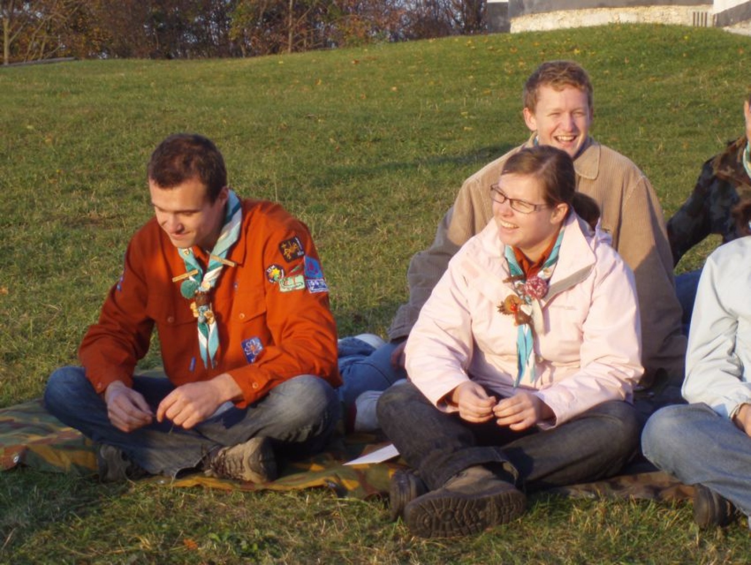 Klanovodja, klanovec in  klanovka budno spremljata dogajanje