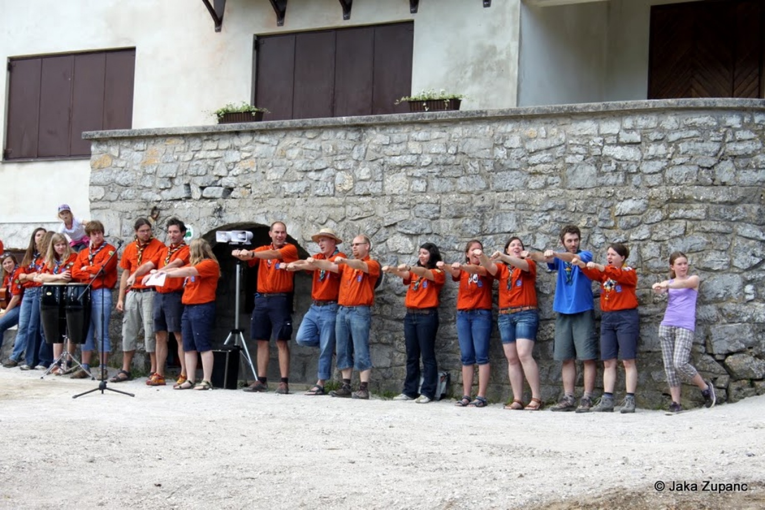 Sonce, vročina, ciljna ravnina… Tako vzdušje prejšnji teden ni polnilo le šolskih klopi in študijskih predavalnic, ampak tudi naš Kočevski rog. In napori so rodili sadove. Skavtski okoljski center Kočevski rog je tudi uradno odprl svoja vrata.