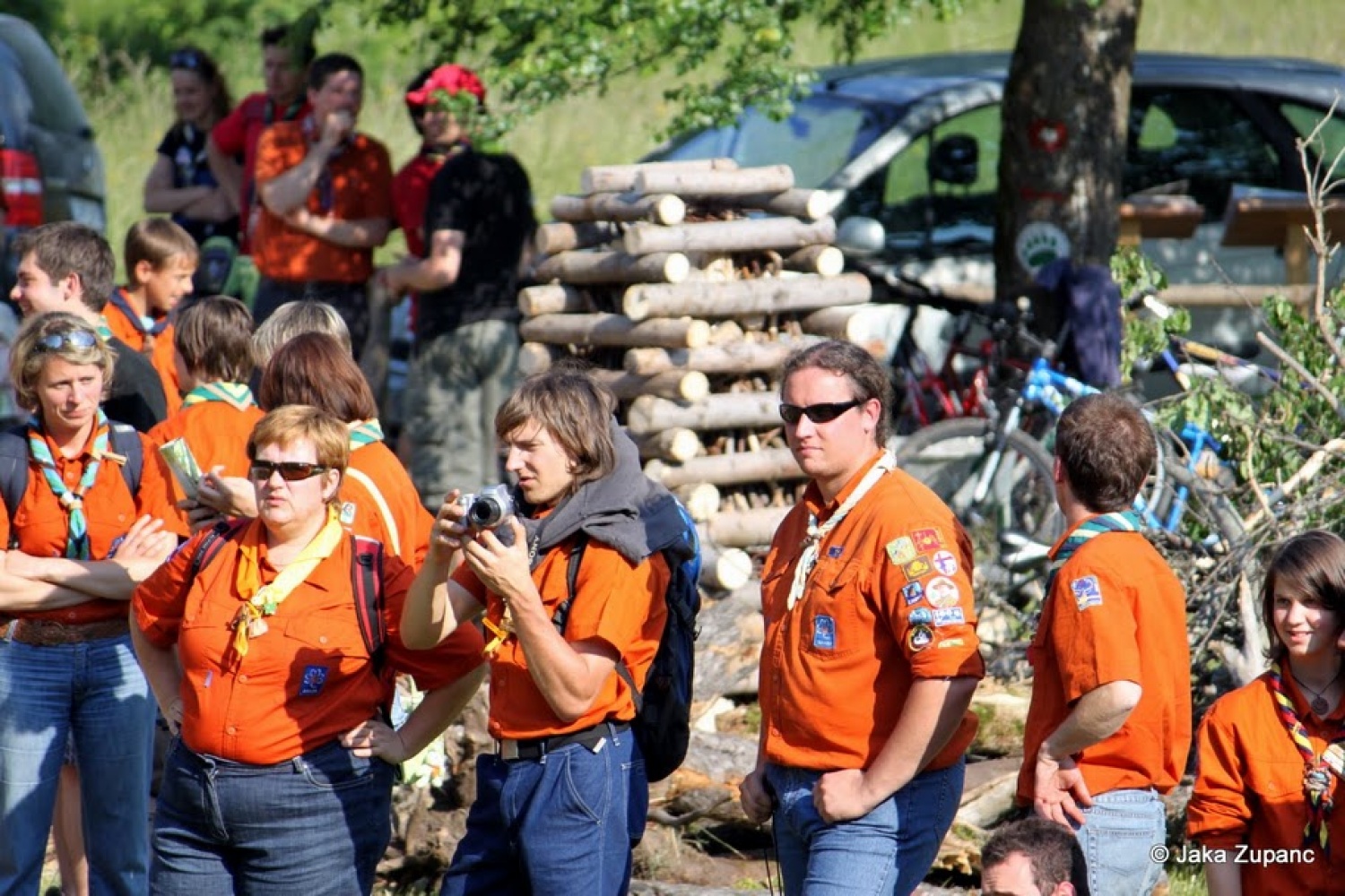 Sonce, vročina, ciljna ravnina… Tako vzdušje prejšnji teden ni polnilo le šolskih klopi in študijskih predavalnic, ampak tudi naš Kočevski rog. In napori so rodili sadove. Skavtski okoljski center Kočevski rog je tudi uradno odprl svoja vrata.