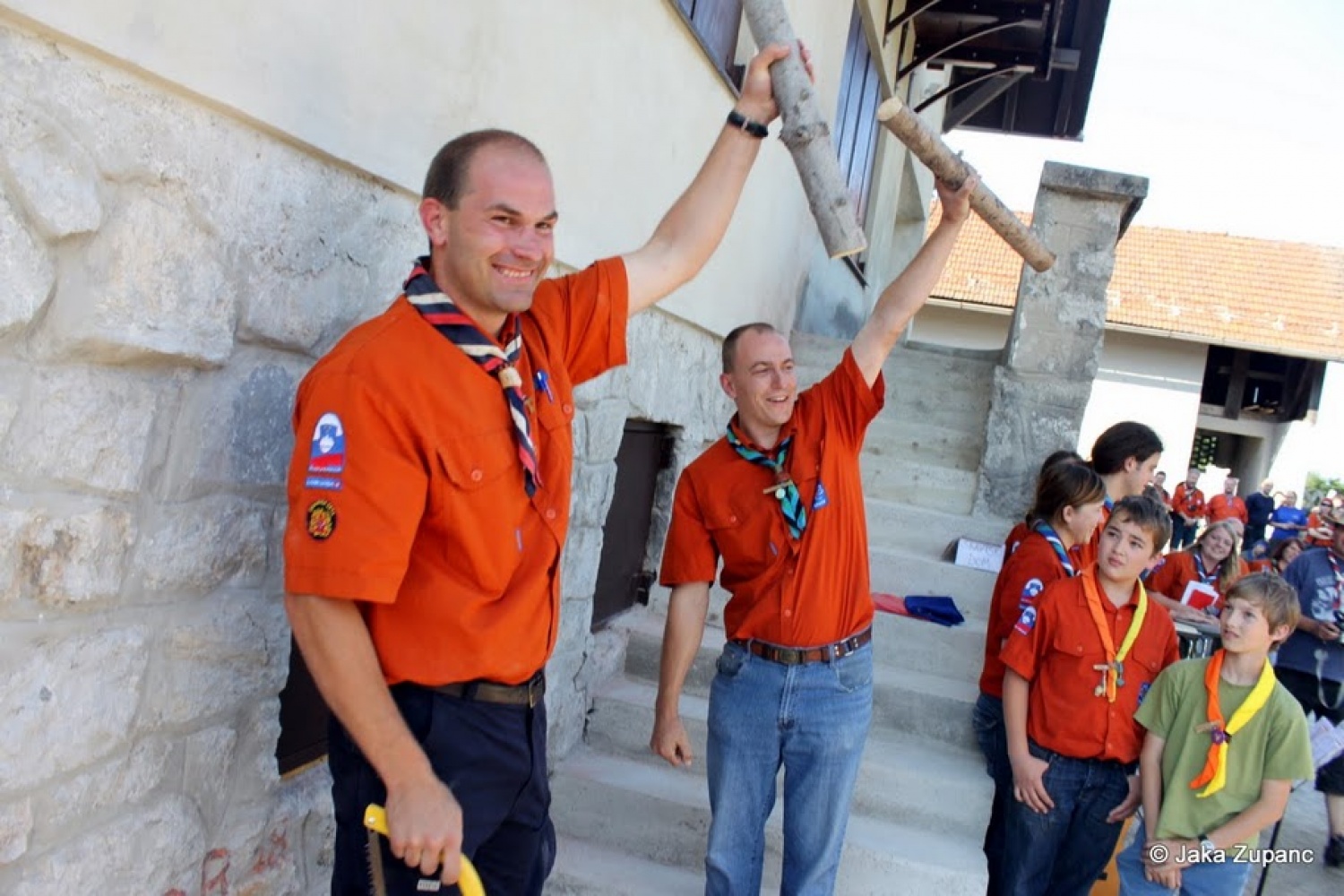 Sonce, vročina, ciljna ravnina… Tako vzdušje prejšnji teden ni polnilo le šolskih klopi in študijskih predavalnic, ampak tudi naš Kočevski rog. In napori so rodili sadove. Skavtski okoljski center Kočevski rog je tudi uradno odprl svoja vrata.
