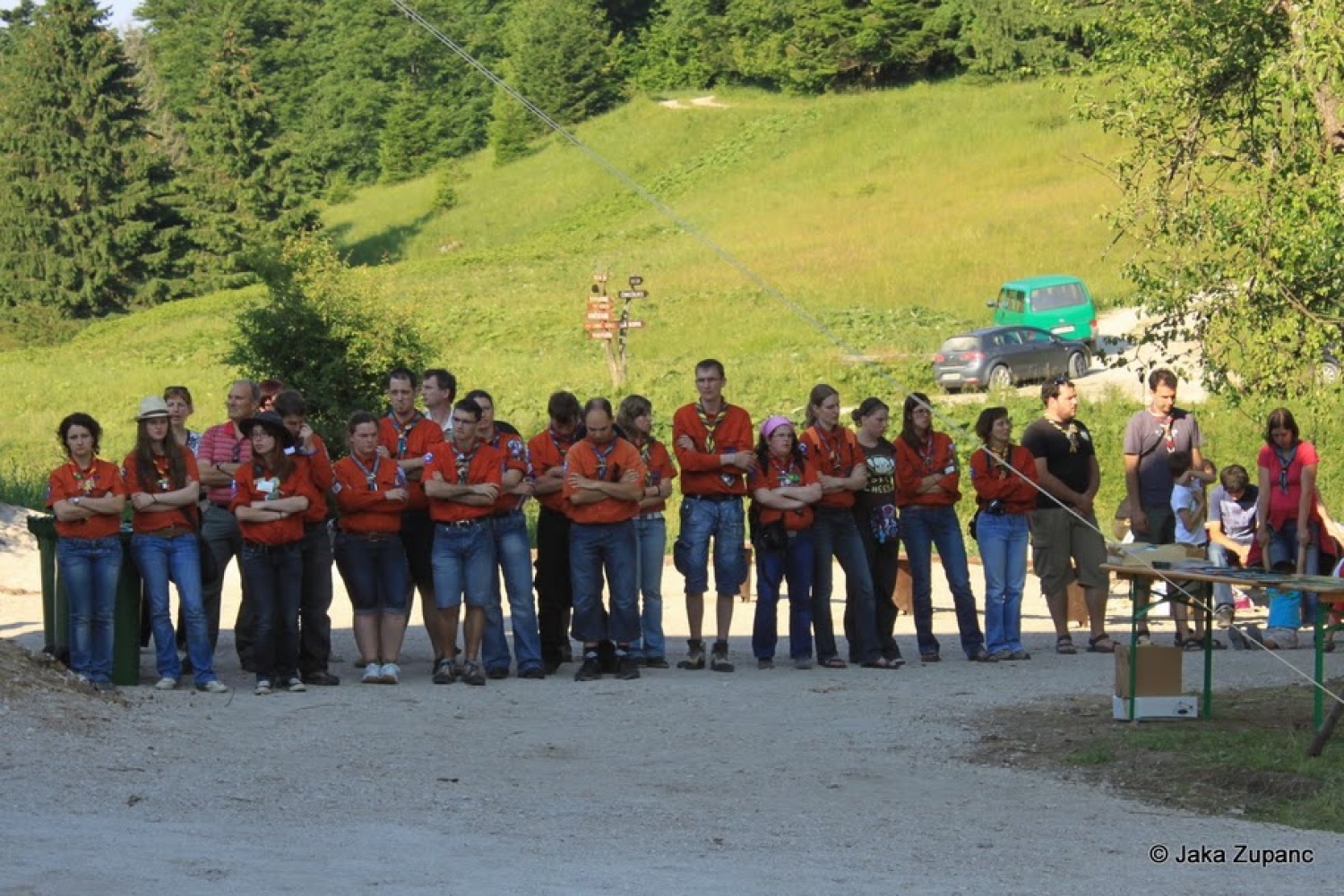 Sonce, vročina, ciljna ravnina… Tako vzdušje prejšnji teden ni polnilo le šolskih klopi in študijskih predavalnic, ampak tudi naš Kočevski rog. In napori so rodili sadove. Skavtski okoljski center Kočevski rog je tudi uradno odprl svoja vrata.