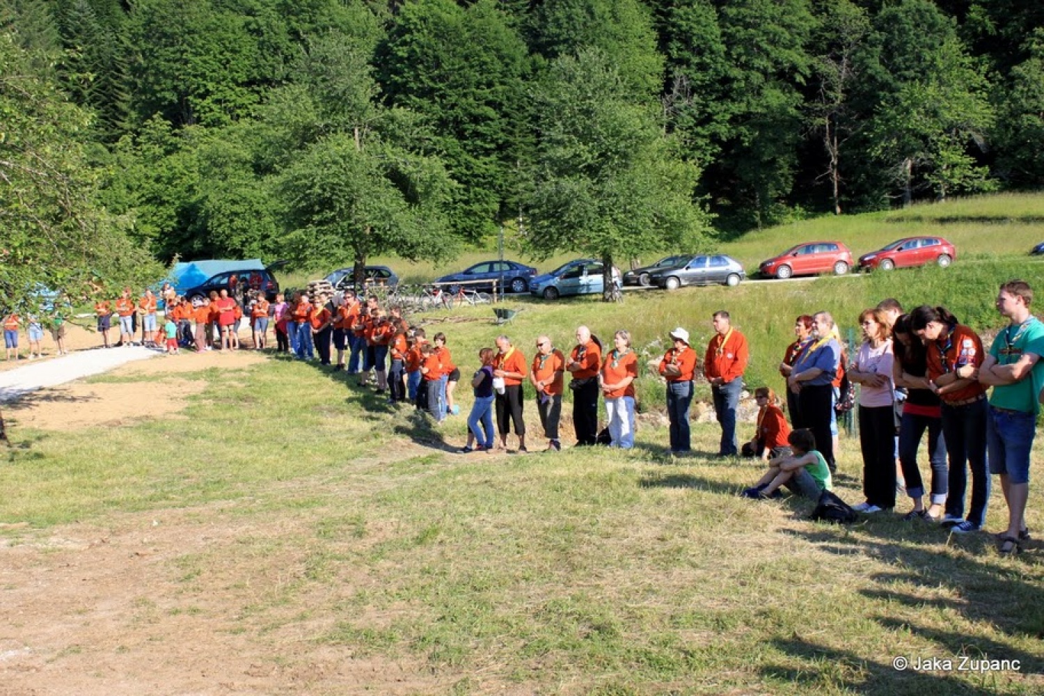 Sonce, vročina, ciljna ravnina… Tako vzdušje prejšnji teden ni polnilo le šolskih klopi in študijskih predavalnic, ampak tudi naš Kočevski rog. In napori so rodili sadove. Skavtski okoljski center Kočevski rog je tudi uradno odprl svoja vrata.