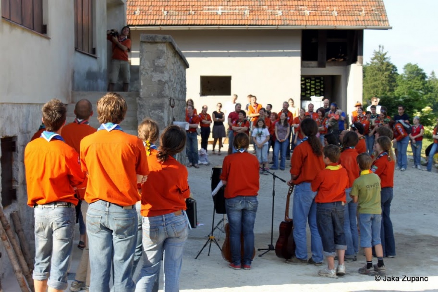 Sonce, vročina, ciljna ravnina… Tako vzdušje prejšnji teden ni polnilo le šolskih klopi in študijskih predavalnic, ampak tudi naš Kočevski rog. In napori so rodili sadove. Skavtski okoljski center Kočevski rog je tudi uradno odprl svoja vrata.