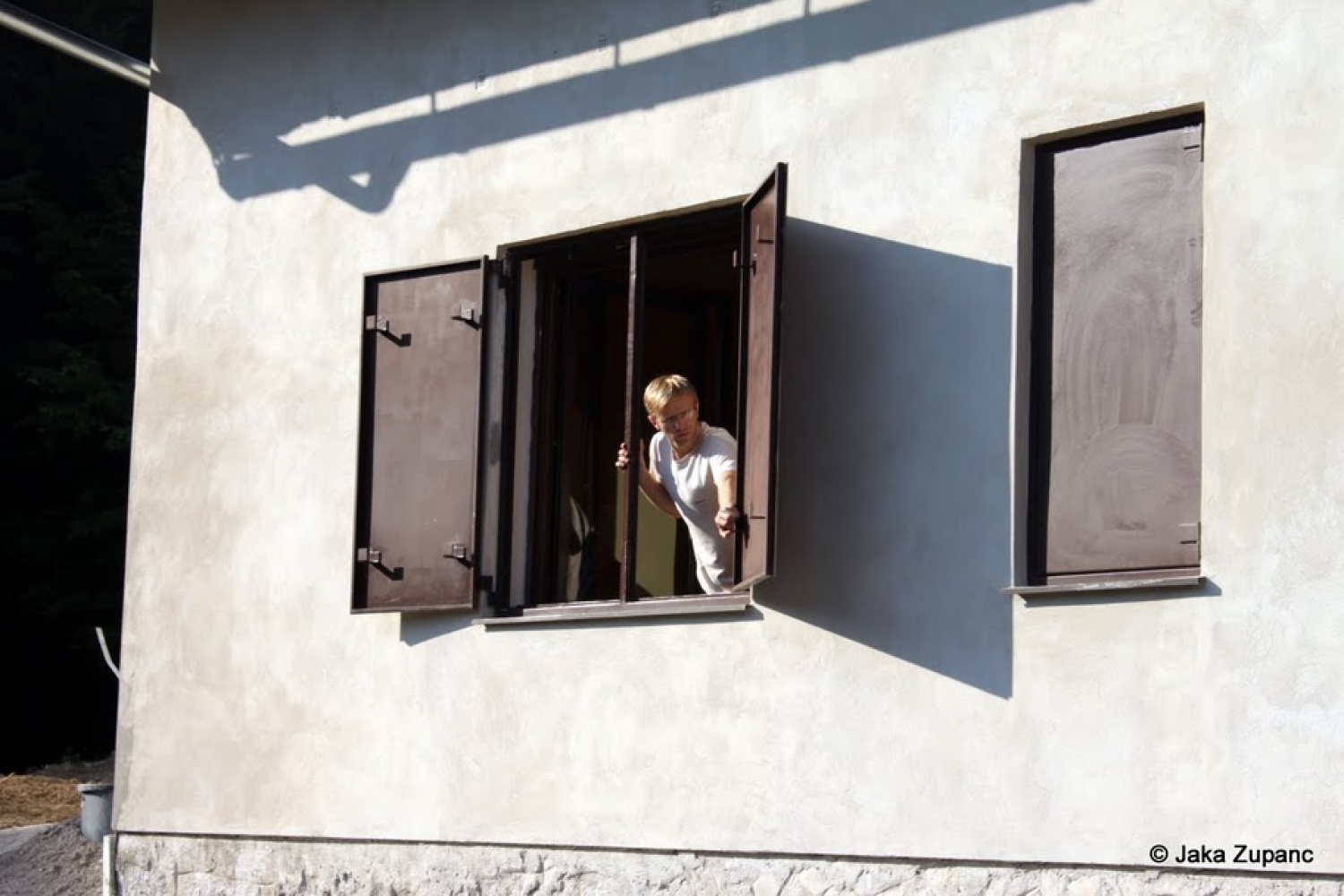 Sonce, vročina, ciljna ravnina… Tako vzdušje prejšnji teden ni polnilo le šolskih klopi in študijskih predavalnic, ampak tudi naš Kočevski rog. In napori so rodili sadove. Skavtski okoljski center Kočevski rog je tudi uradno odprl svoja vrata.