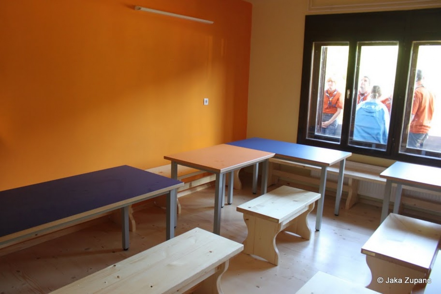 Sonce, vročina, ciljna ravnina… Tako vzdušje prejšnji teden ni polnilo le šolskih klopi in študijskih predavalnic, ampak tudi naš Kočevski rog. In napori so rodili sadove. Skavtski okoljski center Kočevski rog je tudi uradno odprl svoja vrata.