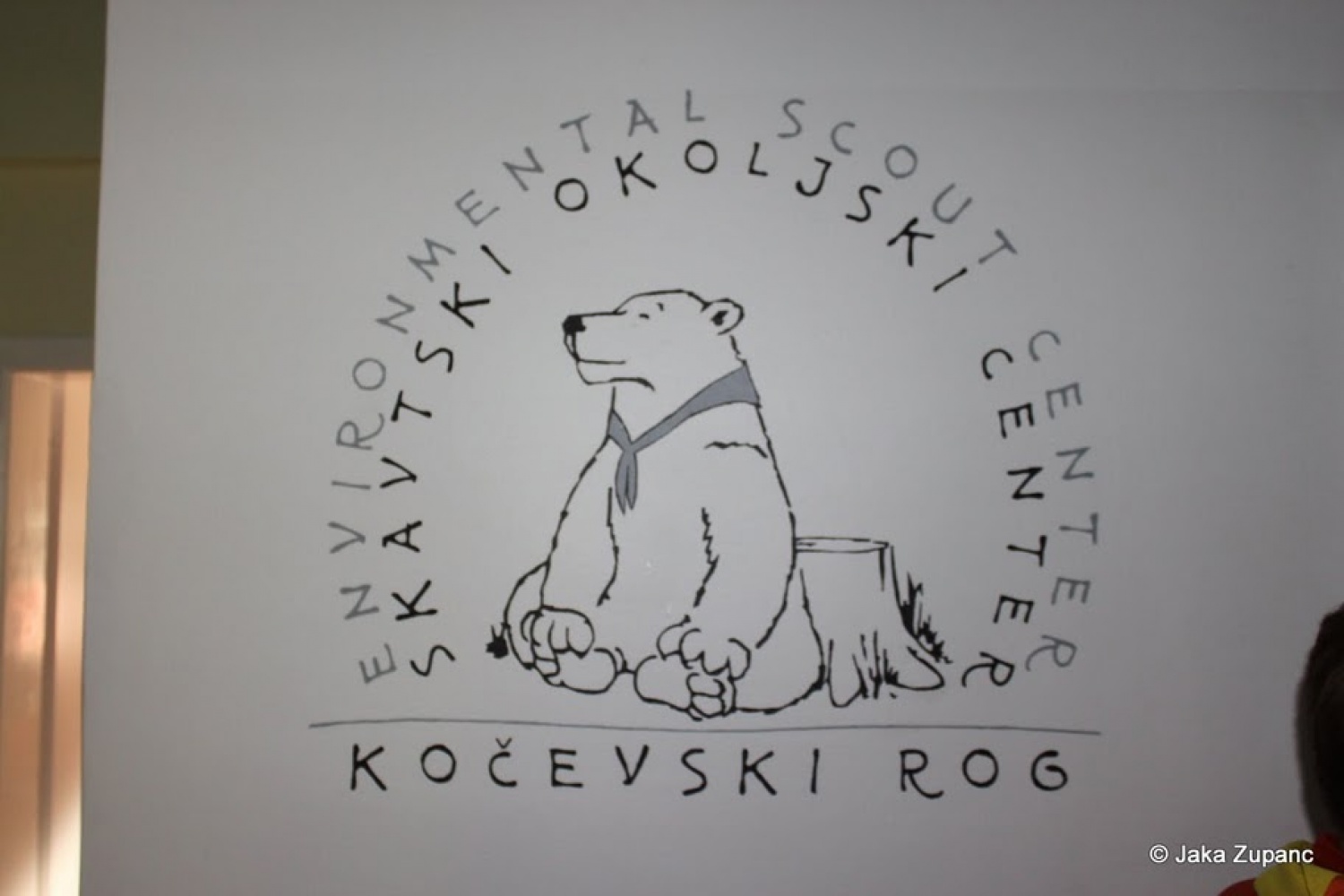 Sonce, vročina, ciljna ravnina… Tako vzdušje prejšnji teden ni polnilo le šolskih klopi in študijskih predavalnic, ampak tudi naš Kočevski rog. In napori so rodili sadove. Skavtski okoljski center Kočevski rog je tudi uradno odprl svoja vrata.