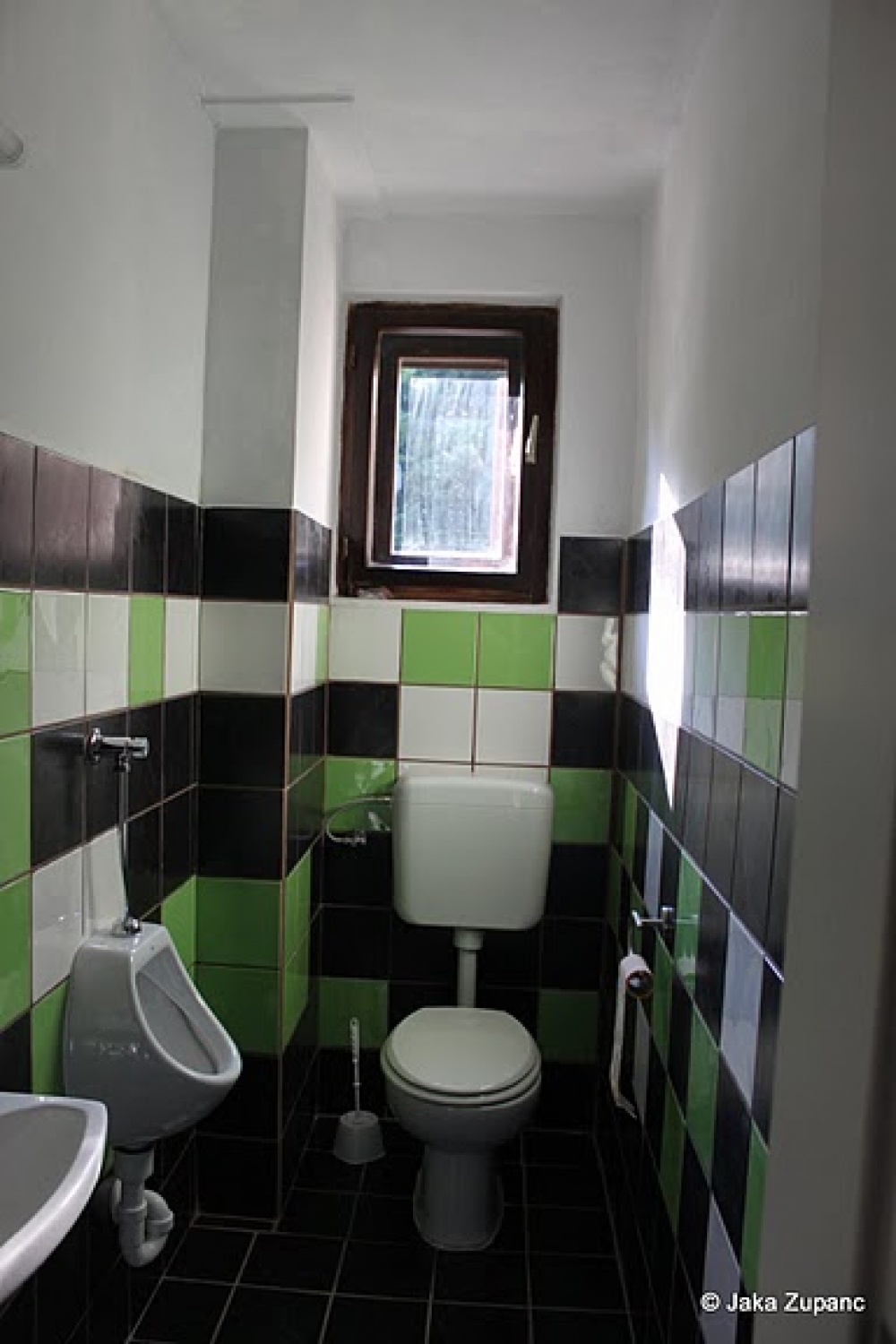 Sonce, vročina, ciljna ravnina… Tako vzdušje prejšnji teden ni polnilo le šolskih klopi in študijskih predavalnic, ampak tudi naš Kočevski rog. In napori so rodili sadove. Skavtski okoljski center Kočevski rog je tudi uradno odprl svoja vrata.