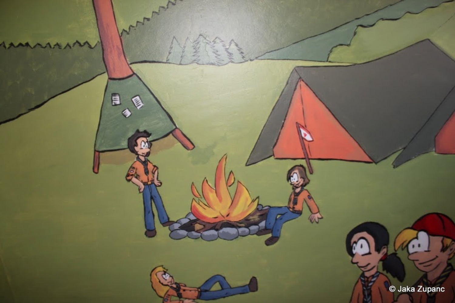 Sonce, vročina, ciljna ravnina… Tako vzdušje prejšnji teden ni polnilo le šolskih klopi in študijskih predavalnic, ampak tudi naš Kočevski rog. In napori so rodili sadove. Skavtski okoljski center Kočevski rog je tudi uradno odprl svoja vrata.