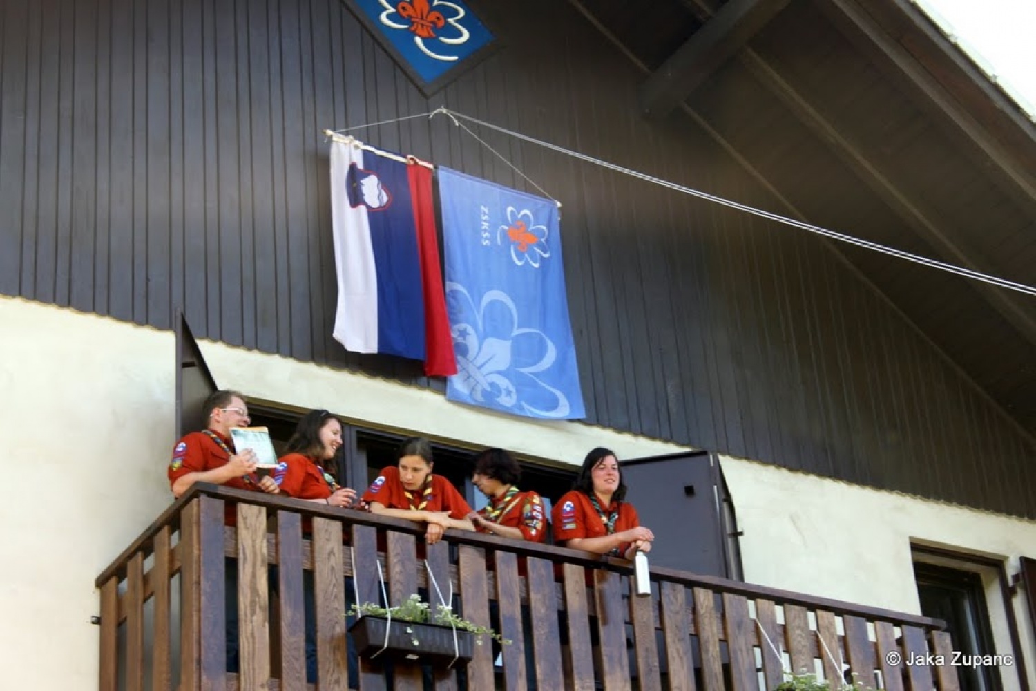 Sonce, vročina, ciljna ravnina… Tako vzdušje prejšnji teden ni polnilo le šolskih klopi in študijskih predavalnic, ampak tudi naš Kočevski rog. In napori so rodili sadove. Skavtski okoljski center Kočevski rog je tudi uradno odprl svoja vrata.