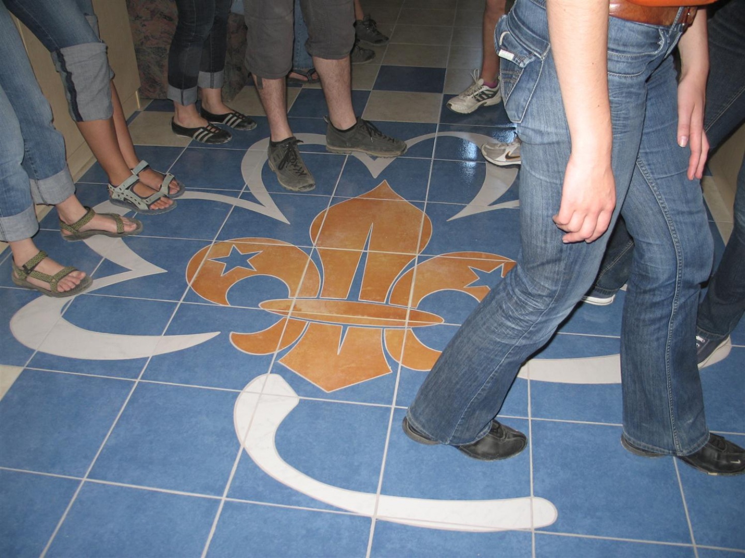 Kar nekaj mladih v oranžnem se je letos odločilo, da bomo Dan državnosti praznovali zares praznično - z odprtjem skavtskega okoljskega centra v Kočevskem Rogu.