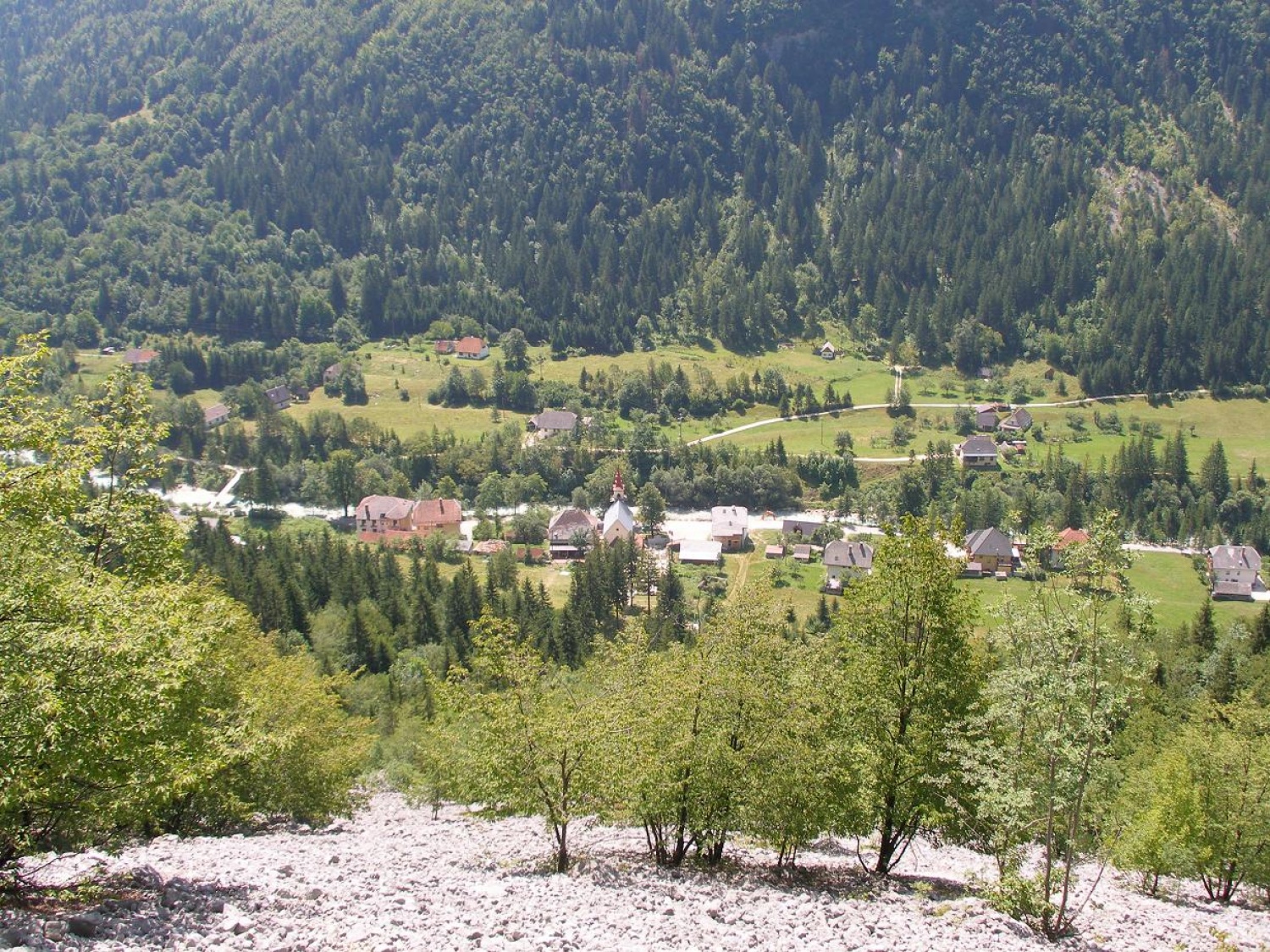 Pogled z melišča nad Trento na vas Soča