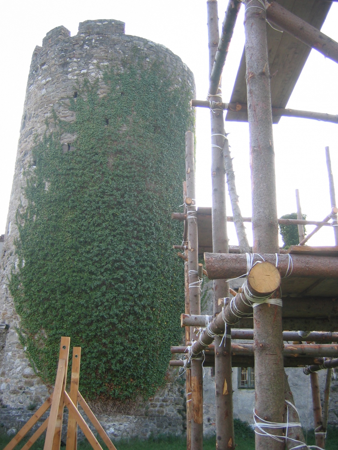 naša umetnina v nastajanju, v ozadju pa rimski stolp