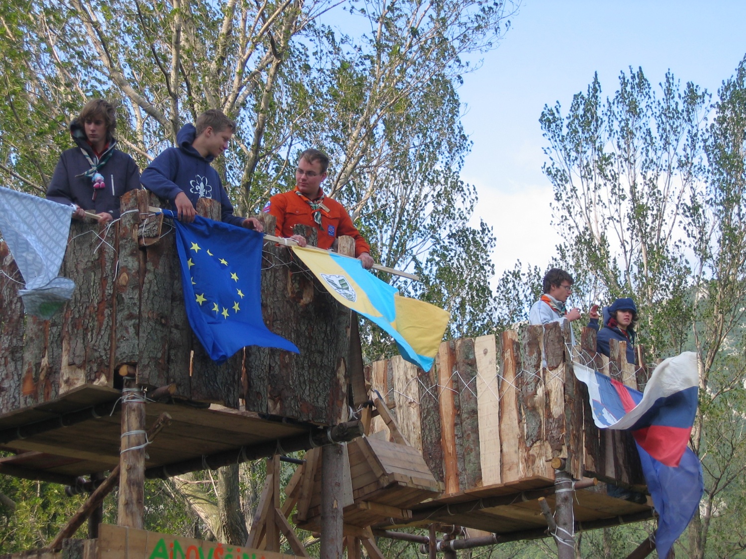 taglavni dvigajo zastave