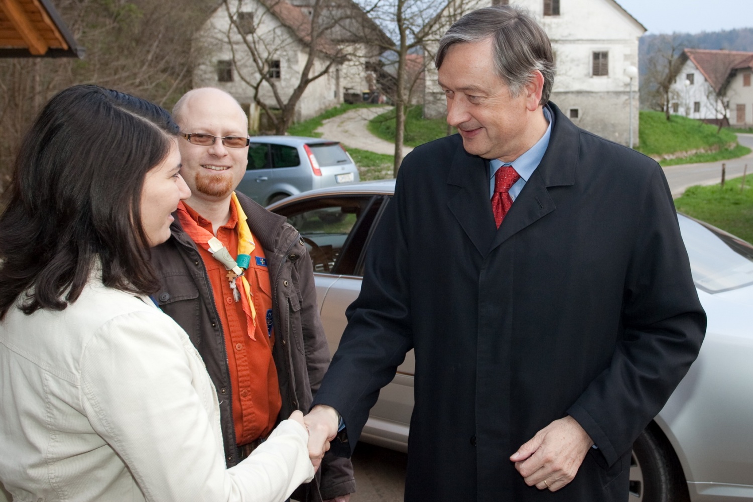 V soboto, 10. aprila, je v poletnem gledališču Studenec odmeval smeh, skavtski aplavz in veselje. Na osrednjem praznovanju ob 20-letnici ZSKSS se je zbrala celotna paleta skavtov – voditelji, PP-ji, odrasli skavti, skavtske družinice … Pridružili pa se nam je tudi gospod predsednik, dr. Danilo Türk, ter predstavniki tabornikov.