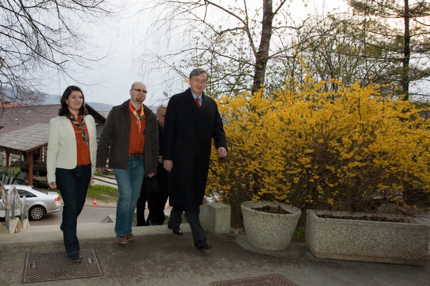 V soboto, 10. aprila, je v poletnem gledališču Studenec odmeval smeh, skavtski aplavz in veselje. Na osrednjem praznovanju ob 20-letnici ZSKSS se je zbrala celotna paleta skavtov – voditelji, PP-ji, odrasli skavti, skavtske družinice … Pridružili pa se nam je tudi gospod predsednik, dr. Danilo Türk, ter predstavniki tabornikov.