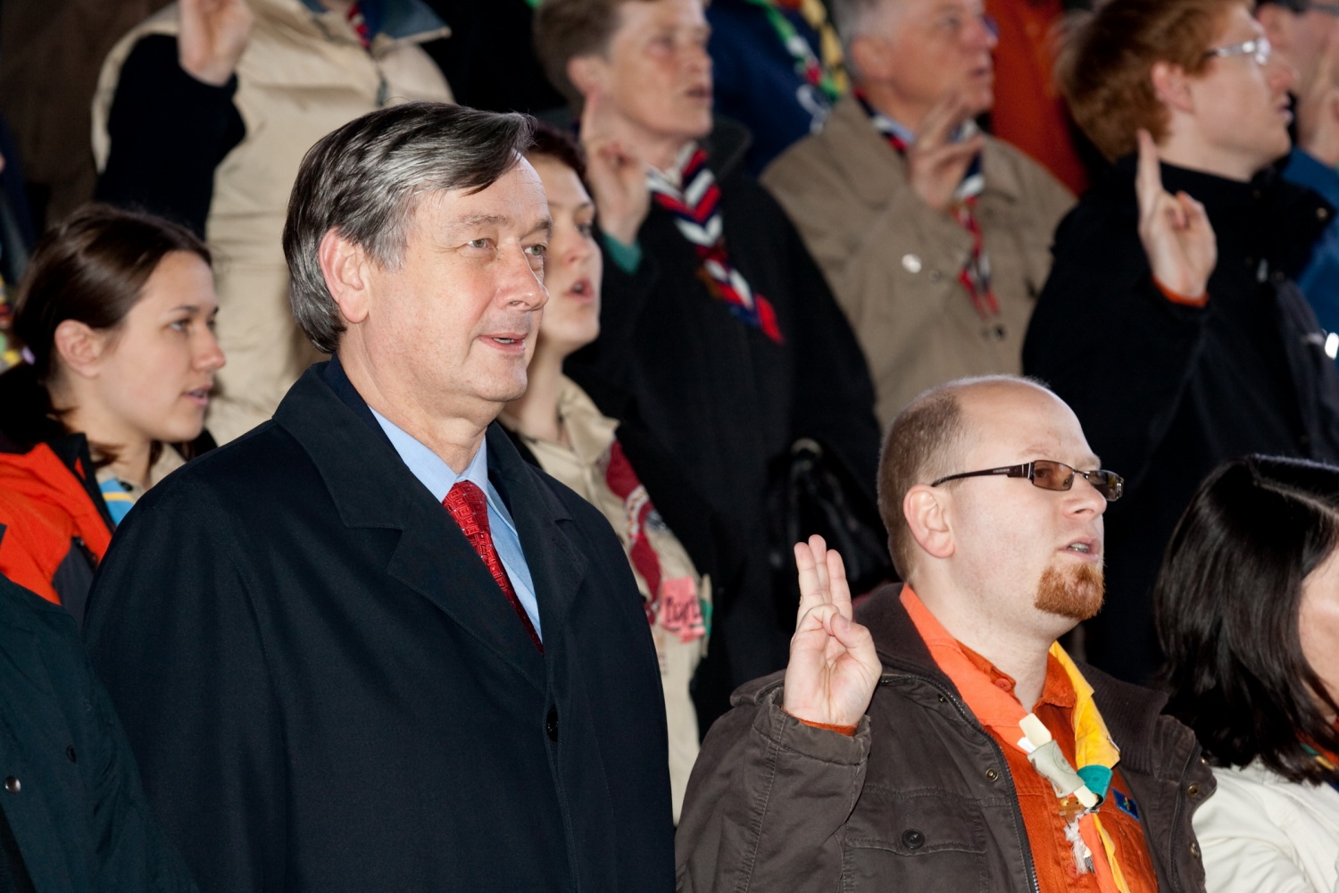 V soboto, 10. aprila, je v poletnem gledališču Studenec odmeval smeh, skavtski aplavz in veselje. Na osrednjem praznovanju ob 20-letnici ZSKSS se je zbrala celotna paleta skavtov – voditelji, PP-ji, odrasli skavti, skavtske družinice … Pridružili pa se nam je tudi gospod predsednik, dr. Danilo Türk, ter predstavniki tabornikov.