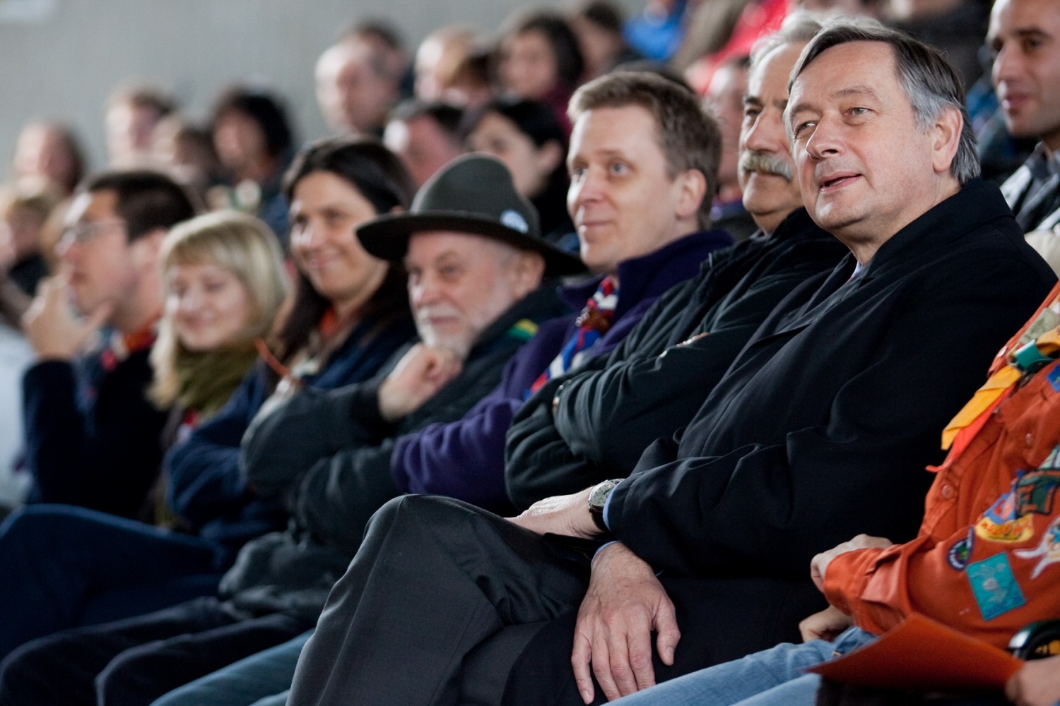 V soboto, 10. aprila, je v poletnem gledališču Studenec odmeval smeh, skavtski aplavz in veselje. Na osrednjem praznovanju ob 20-letnici ZSKSS se je zbrala celotna paleta skavtov – voditelji, PP-ji, odrasli skavti, skavtske družinice … Pridružili pa se nam je tudi gospod predsednik, dr. Danilo Türk, ter predstavniki tabornikov.