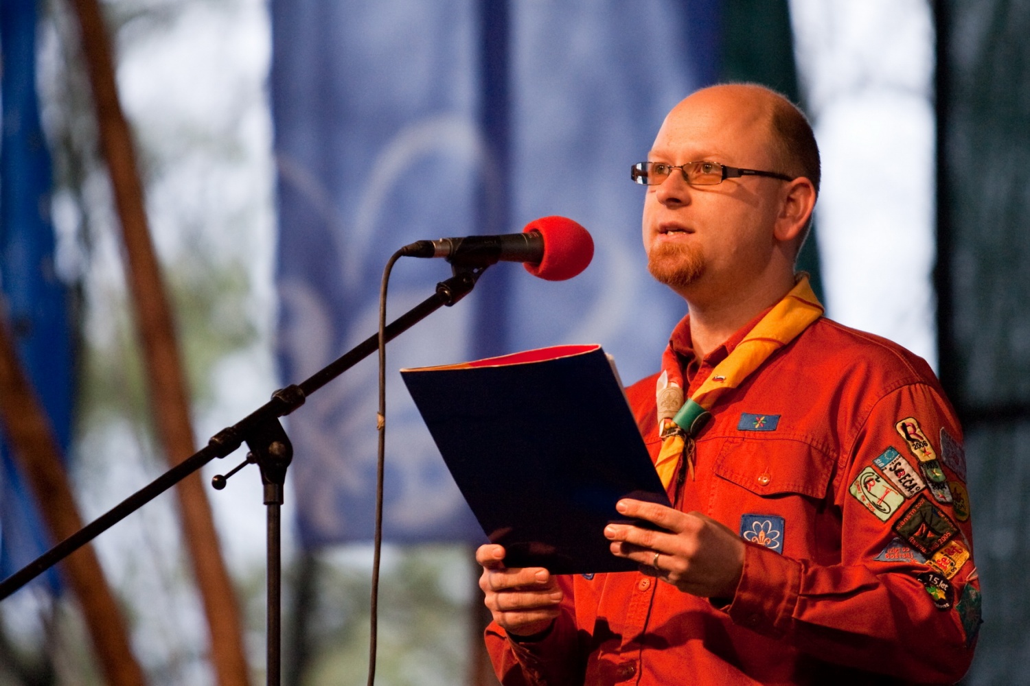 V soboto, 10. aprila, je v poletnem gledališču Studenec odmeval smeh, skavtski aplavz in veselje. Na osrednjem praznovanju ob 20-letnici ZSKSS se je zbrala celotna paleta skavtov – voditelji, PP-ji, odrasli skavti, skavtske družinice … Pridružili pa se nam je tudi gospod predsednik, dr. Danilo Türk, ter predstavniki tabornikov.