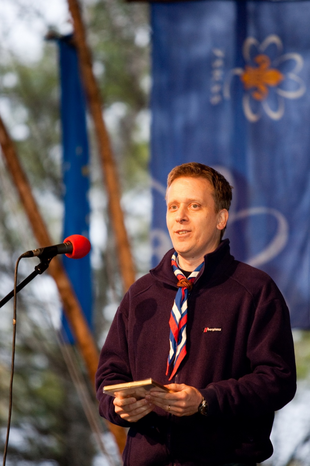 V soboto, 10. aprila, je v poletnem gledališču Studenec odmeval smeh, skavtski aplavz in veselje. Na osrednjem praznovanju ob 20-letnici ZSKSS se je zbrala celotna paleta skavtov – voditelji, PP-ji, odrasli skavti, skavtske družinice … Pridružili pa se nam je tudi gospod predsednik, dr. Danilo Türk, ter predstavniki tabornikov.