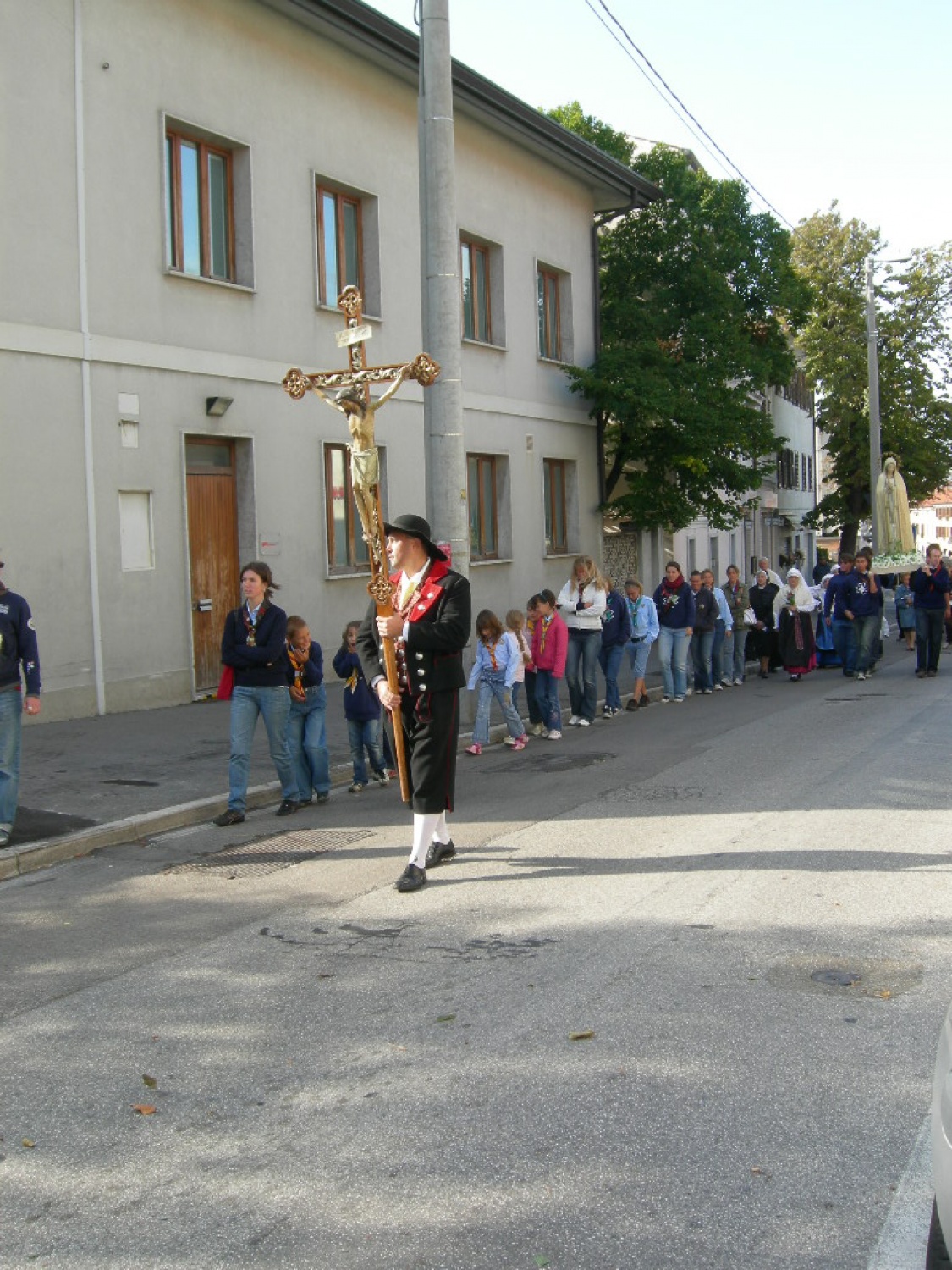 Mitja nese križ v narodni noši