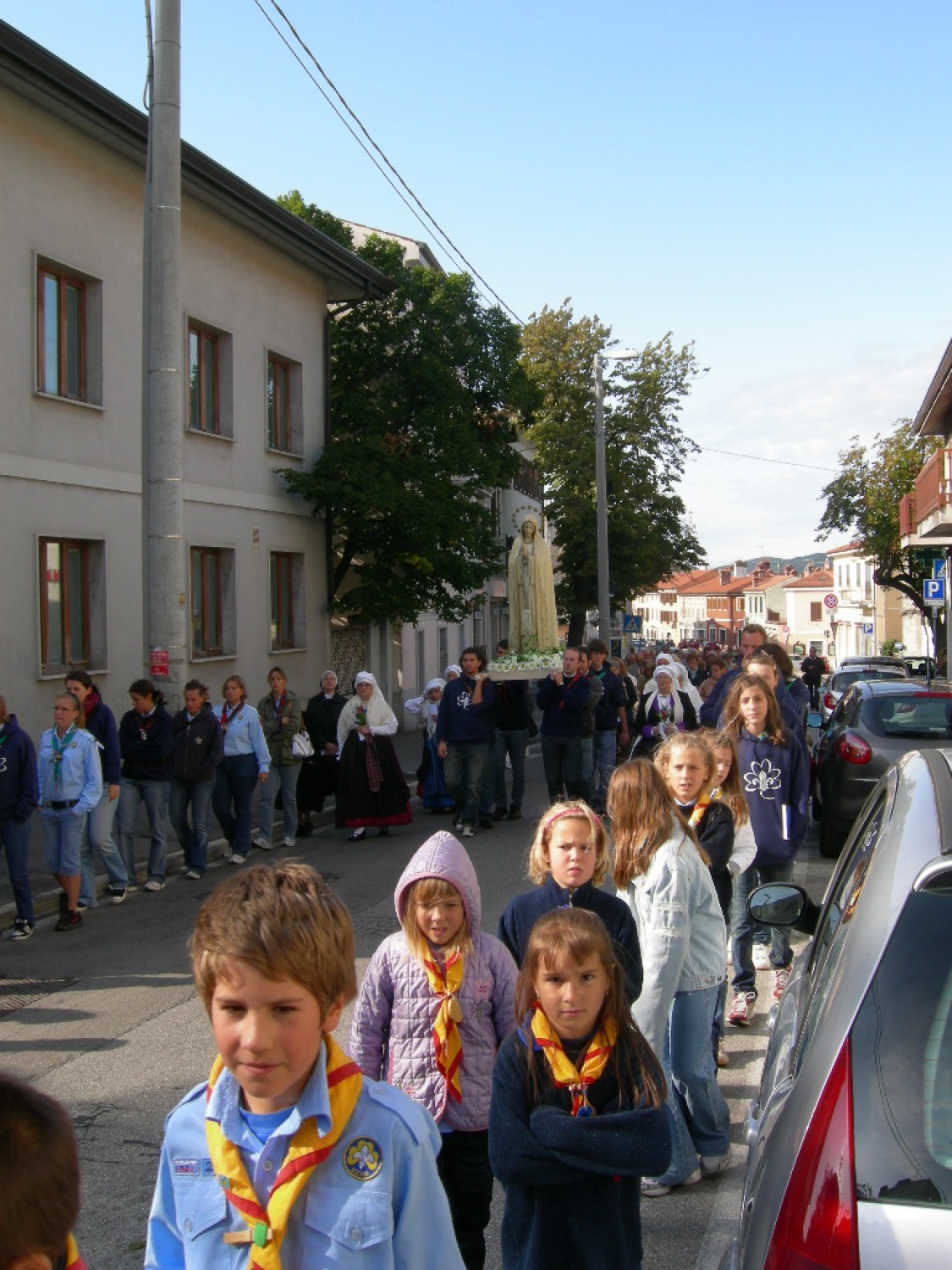 Mali skavtiči v ospredju, stari zadaj
