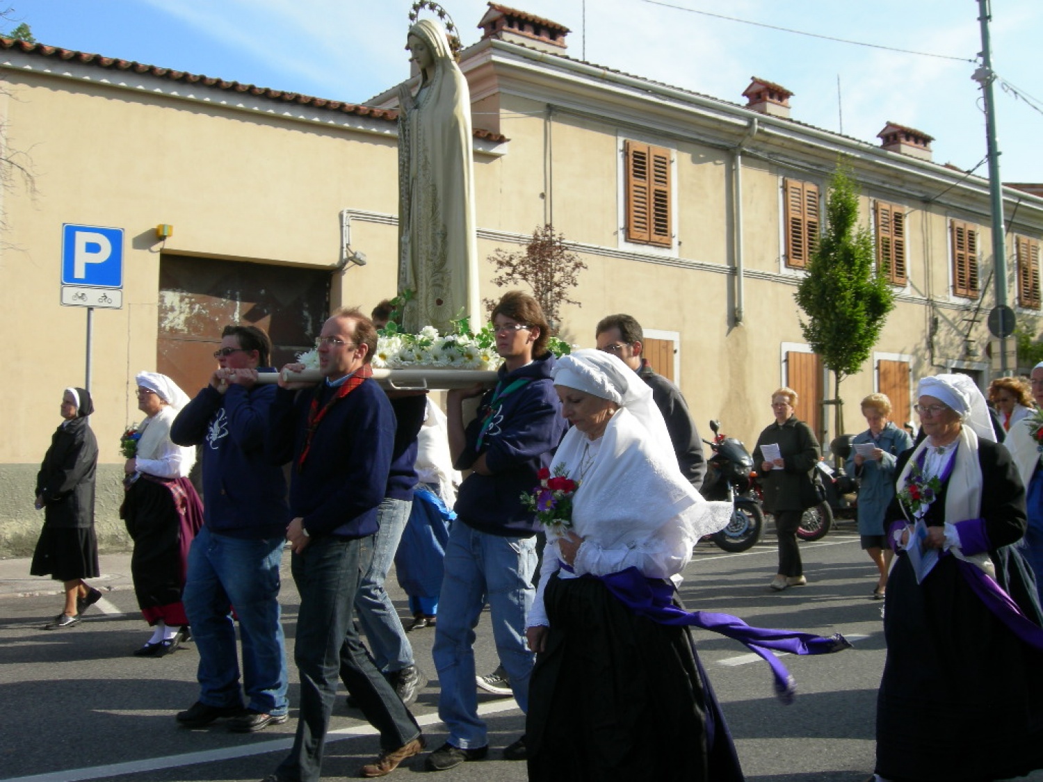 Šest pogumnih skavtov nosi Marijin kip